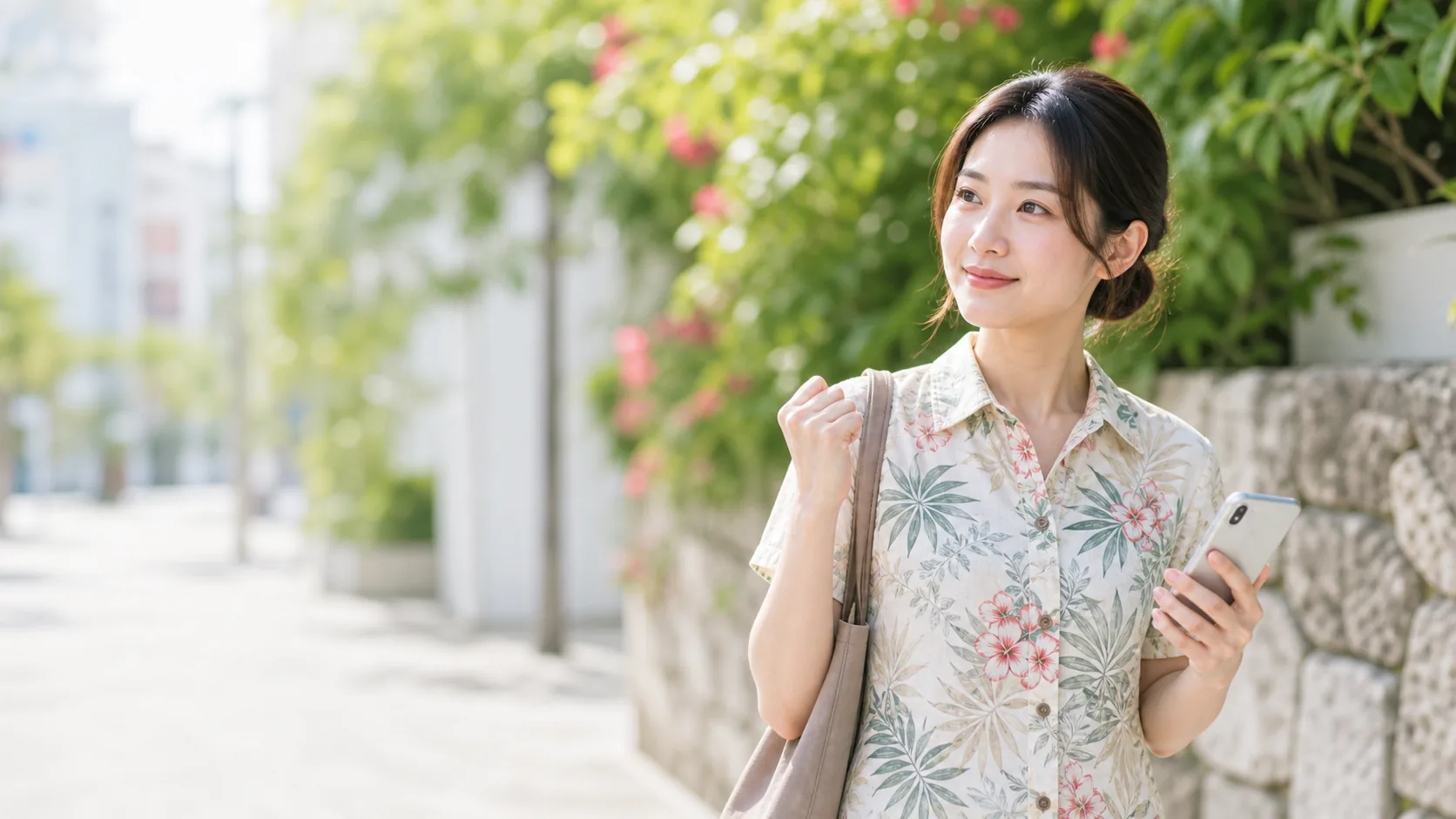 沖縄の退職代行へスマホで相談する前向きな表情の女性